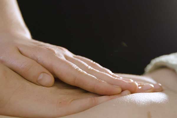 Massage en institut et pression pour une relaxation maximale.