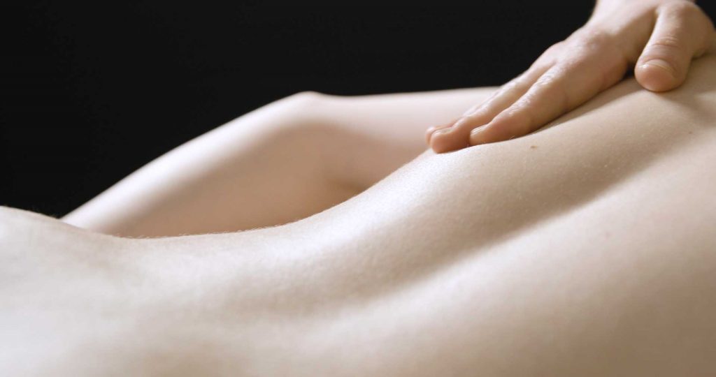 Massage du dos dans un institut pour une relaxation optimale.