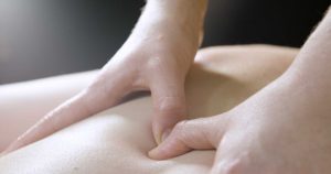 Technique de massage suédois pour relaxer le corps.