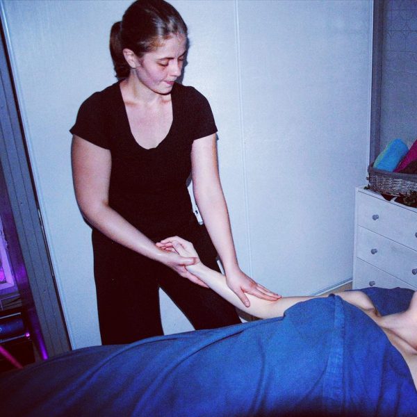 Massage du bras d'une cliente lors d'une séance à l'institut de bien-être à Toulouse.