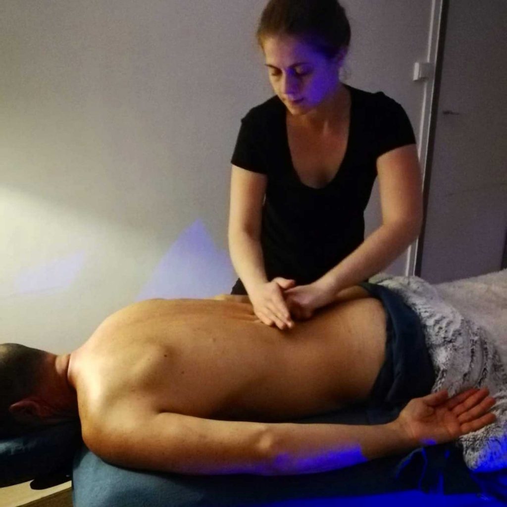 Massage suédois réalisé en institut de bien-être.