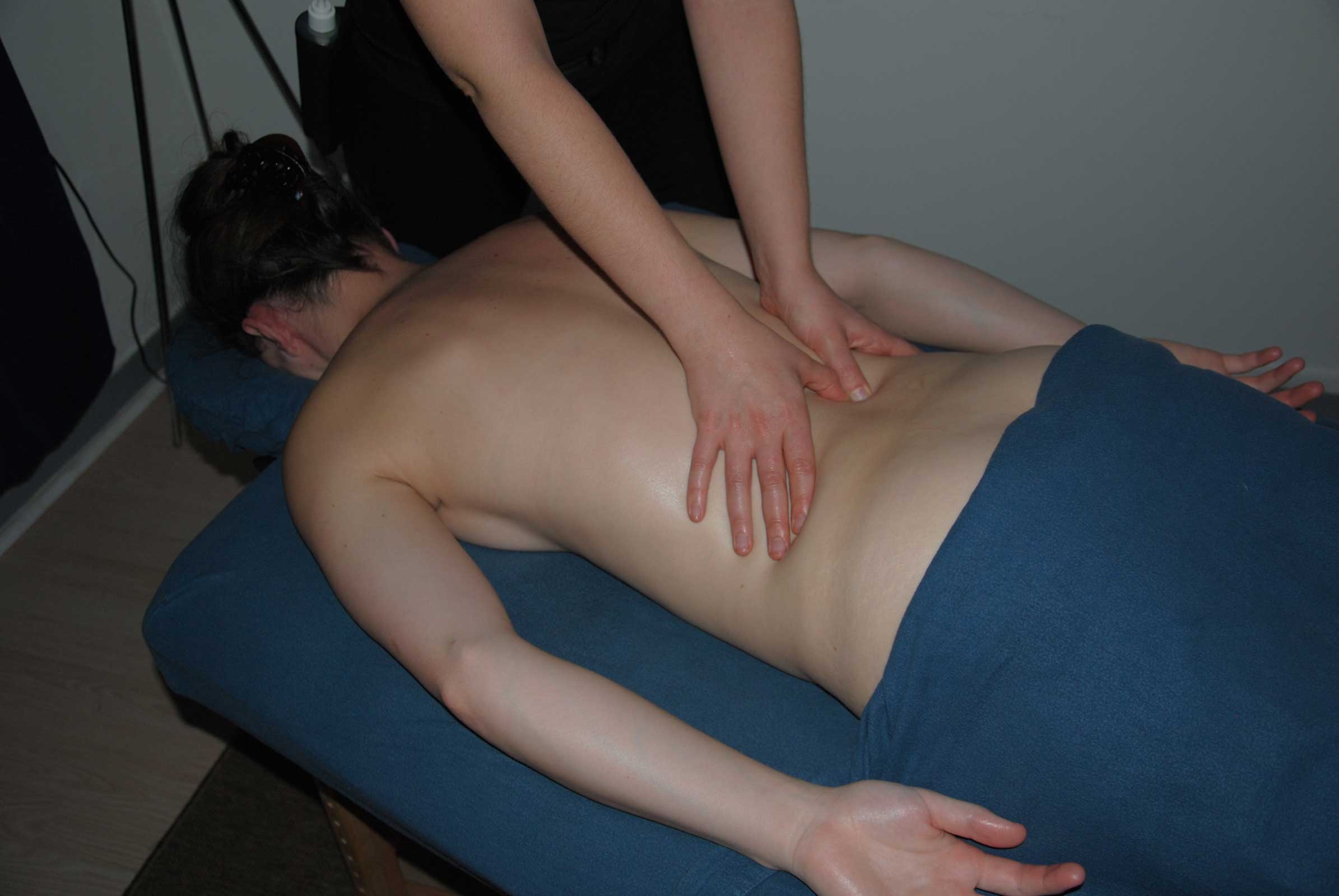 Séance de massage suédois avec foulage à l'institut.