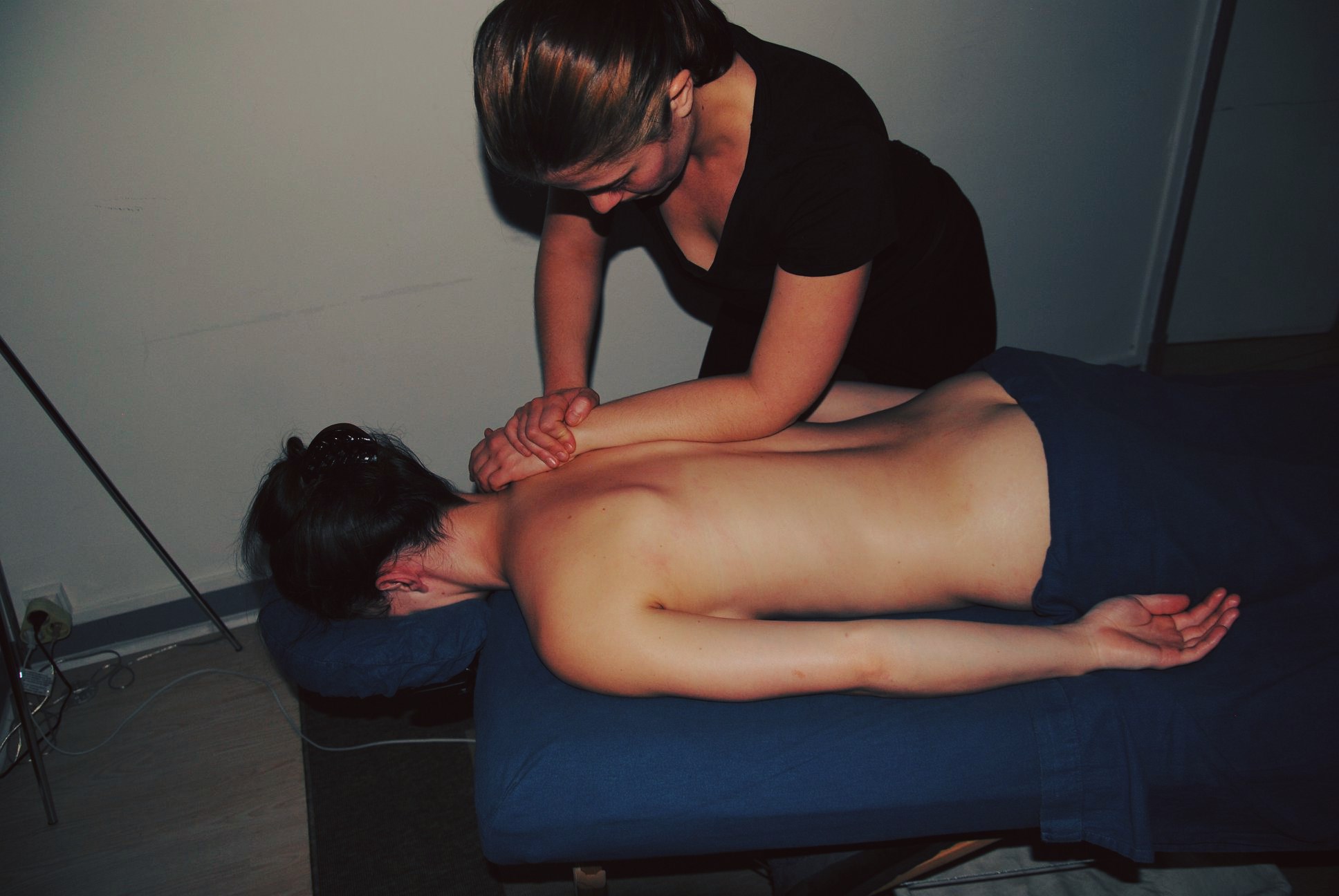 Technique de pression glissée lors d'une séance de massage à Toulouse.